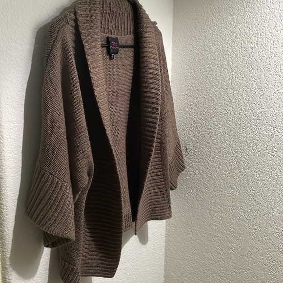 2B Bebe Cardigan Women’s small brown Short Sleeve Rolled sweater - Picture 2 of 4